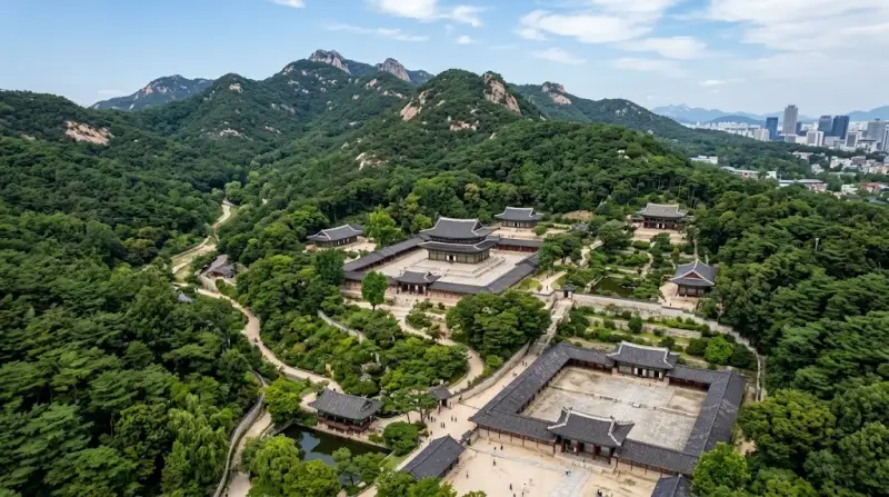 북악산 자락의 산세를 거스르지 않고 자연스럽게 전각들이 배치된 창덕궁의 아름다운 전경