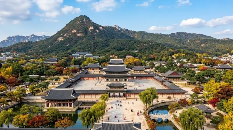 경복궁 근정전 앞에서 북악산을 바라보며 조선 건국의 역사를 느끼는 관람객들의 모습